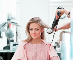 Czy farbowanie, prostowanie i robienie loków niszczą włosy?