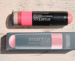 Róż do policzków w sztyfcie: L.A. Lights Blendable Lip & Cheek Color od Smashbox.